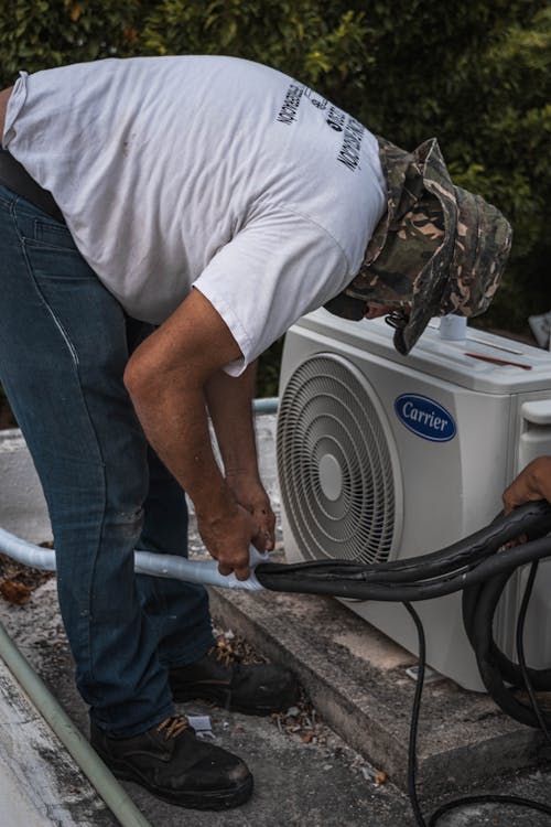 HVAC technician performing reliable air conditioning repair